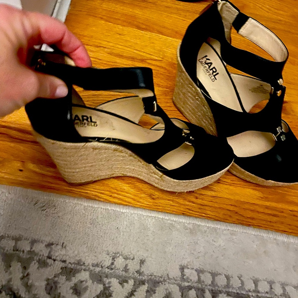Black open wedge
